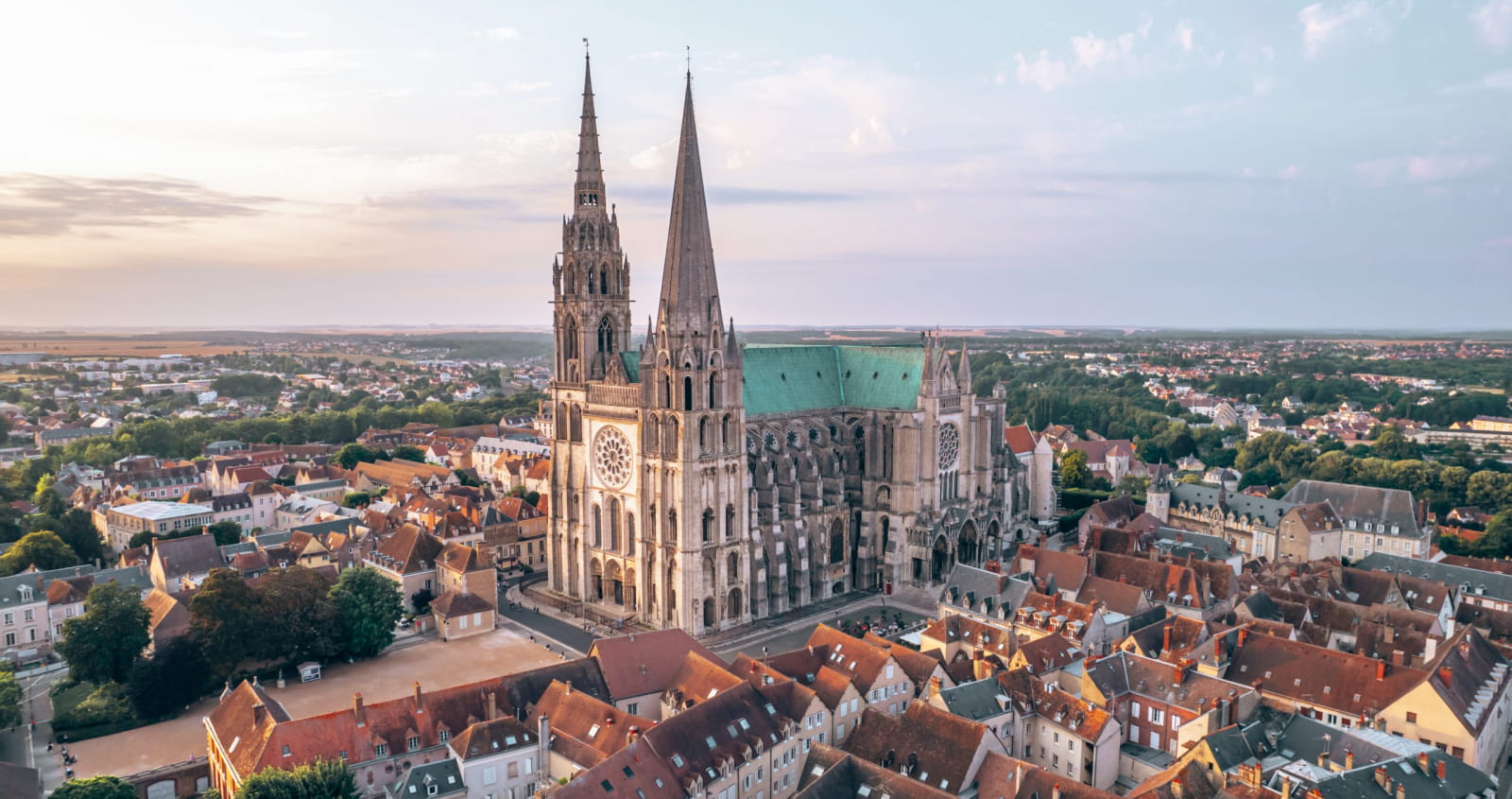 Vue du ciel de la cathédrale de Chartres au moment du coucher de soleil